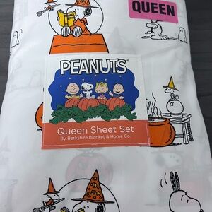 Peanuts White and Orange Queen Sheet Set Halloween